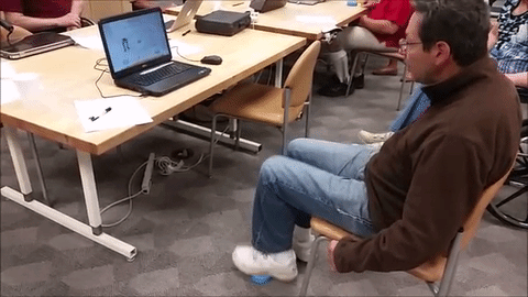 Un patient effectue des exercices des jambes en se servant du FitMi, qui surveille son progrès et l'enourage à atteindre le niveau de répétition nécessaire pour récupérer.