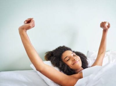 Mujer descansando para recuperarse de derrame cerebral