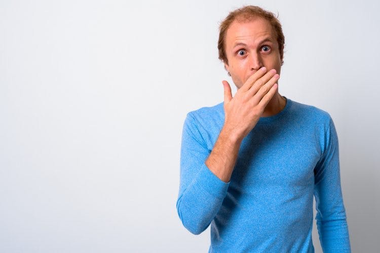 Hombre con pérdida de habla por ictus