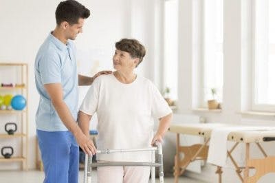 Mujer en rehabilitación de acv