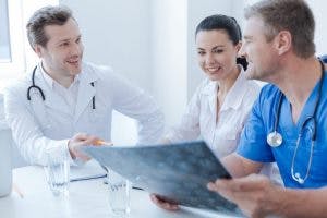 médicos discutiendo el tratamiento del accidente cerebrovascular