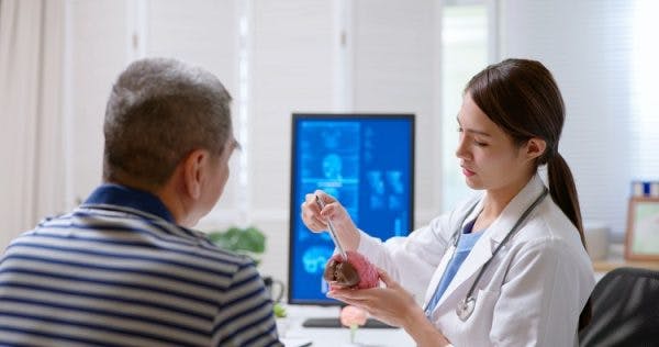 doctor discussing what is an acquired brain injury with the patient