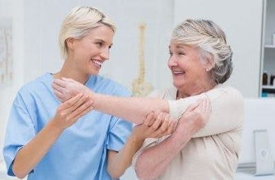 mujer practicando ejercicio pasivo