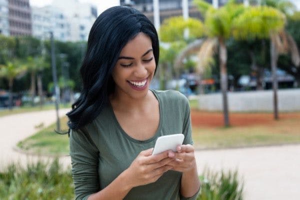 Woman using the best apps for brain injury patients