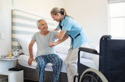 L'homme obtient de l'aide hors du lit après un AVC de l'hémisphère gauche