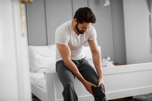 man experiencing clonus after spinal cord inury