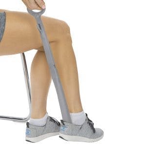 Une corne à chaussure à longe manche qui peuvent aider bien votre proche à enfiler et à enlever les chaussures.