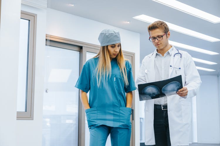 doctor and nurse analyzing scan of CTE after brain injury