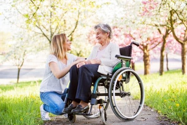 Cuidadora con sobreviviente de accidente cerebrovascular de ganglios basales