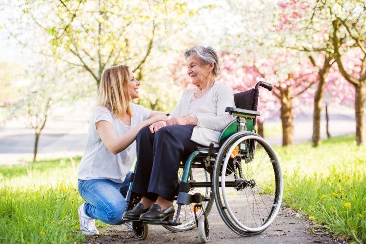 Cuidadora con sobreviviente de accidente cerebrovascular de ganglios basales