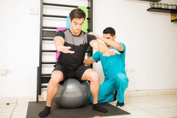 spinal cord injury patient practicing core exercises to improve balance