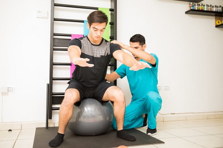 spinal cord injury patient practicing core exercises to improve balance