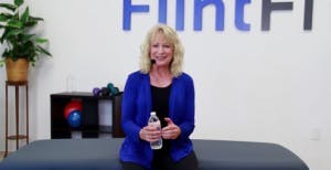 physiothérapeute tenant un équipement d'exercice