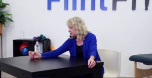 femme poussant la bouteille pour le travail des membres supérieurs