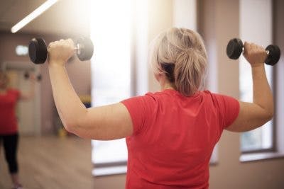 femme faire presse épaule dans gymnase