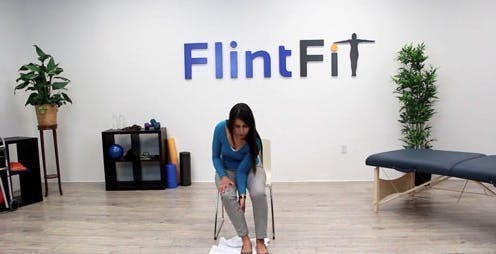 Une thérapeute effectue un exercice en faisant tourner les hanches pour rendre le noyau fort, ce qui contribue à améliorer le pied tombant.