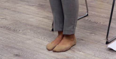 Therapeut mit flachen Füßen auf dem Boden