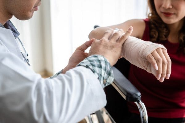 woman in a wheelchair talking to her doctor about hand splints for spinal cord injury