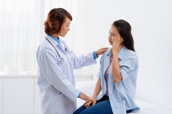 doctor talking to a survivor about experiencing a headache after stroke