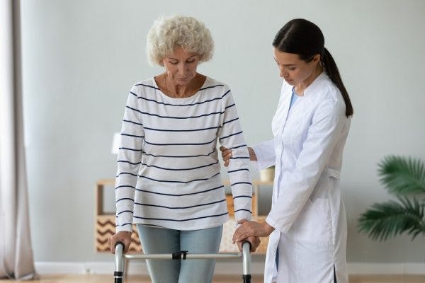 therapist helping survivor exercise to speed up her incomplete spinal cord injury recovery time