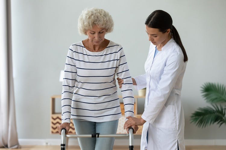 therapist helping survivor exercise to speed up her incomplete spinal cord injury recovery time