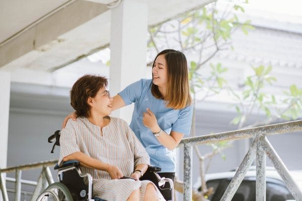 physiotherapist explaining why the effects of traumatic brain injury are not necessarily permanent