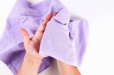 Une patiente tient un tissu dans la thérapie sensorielle qui vise à réapprendre au cerveau son sens de touch.