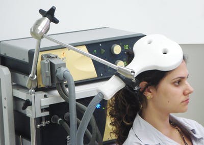 La stimulation magnétique transcrânienne constitue l'un des derniers traitements prometteurs,.