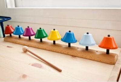 Des cloches qui symbolisent la thérapie neurologique de la musique, qui stimule le cerveau non seulement par sons, mais aussi en suscitant les mouvements de patients à sa rythme.
