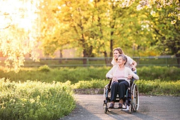 femme et mère se promenant pendant la vie après un AVC