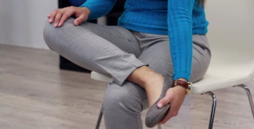Une thérapeute vous montre un exercice de l'abduction de la cheville qui vise le pied tombant.