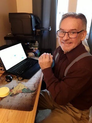 Un patient vous adresse de devant son ordinateur avec le FitMi après en avoir vous donné son avis.