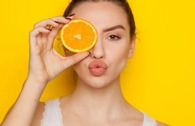Une femme vous montre sa visage de bisou pour introduire cet exercice conçu pour rétablir la parole après un AVC