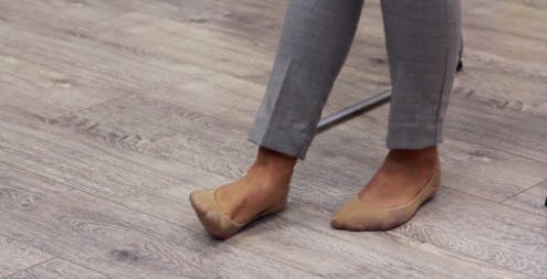 Une thérapeute effectue un exercice de l'aversion de la cheville qui vise le pied tombant.