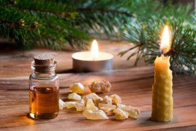 L’huile d’encens, qui possède des propriétés antioxydantes, anti-inflammatoires et antifongiques., est aussi utile en traitant des escarres qui arrivent souvent aux patients atteints d'AVC à cause de la paralysie.