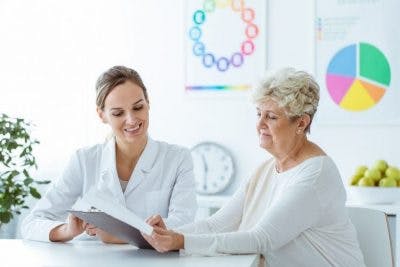 paciente leyendo factores de riesgo de derrame cerebral