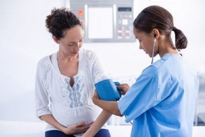 médecin prenant la pression artérielle d'un patient victime d'un AVC pour aider à prévenir un deuxième AVC