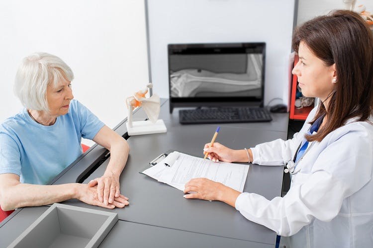 doctor discussing muscle twitching after head injury with patient