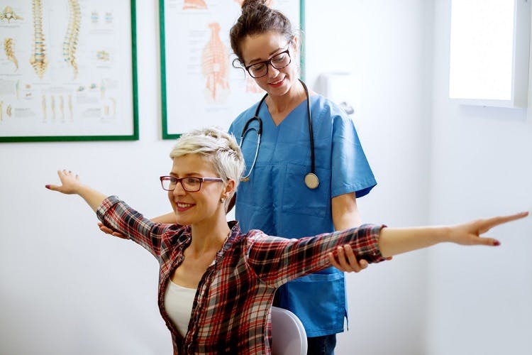doctor checking patient for mucle weakness after concussion