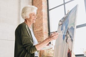 woman participating in art therapy for brain injury patients