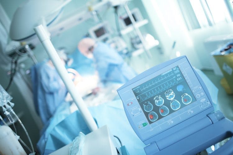 neurochirurgien effectuant une opération sur un patient victime d'un AVC hémorragique