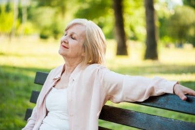 mujer visualizando para mejorar memoria