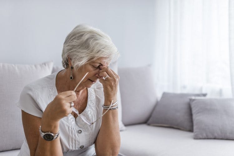 Mujer estresada en riesgo de derrame cerebral
