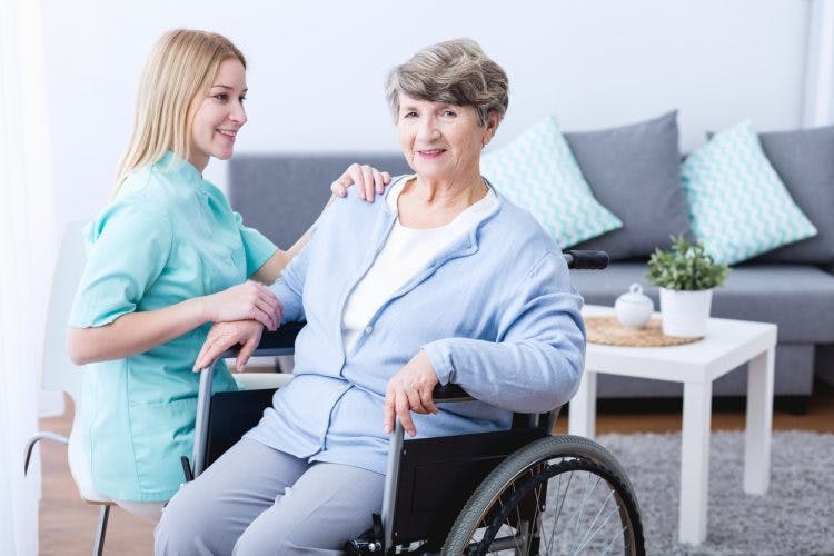 Therapeut, der mit Schlaganfallpatienten mit rechtsseitiger Hemiplegie arbeitet