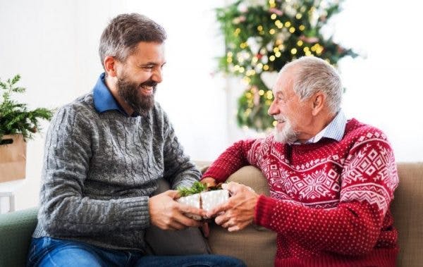 hijo dando a su padre un gran regalo para pacientes con accidente cerebrovascular