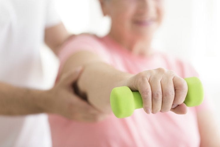Fisioterapeuta que trabaja con el paciente en rehabilitación acv ejercicio