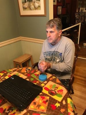 Ron, survivant d'un AVC, utilisant FitMi