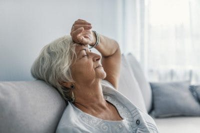 mujer durmiendo la siesta en el sofá porque duerme demasiado después del accidente cerebrovascular