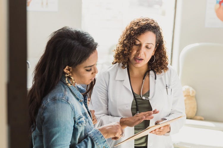 woman consulting with therapist about how to overcome aphasia after brain injury