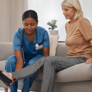 therapist helping survivor understand the types of traumatic brain injury involuntary movements that can occur